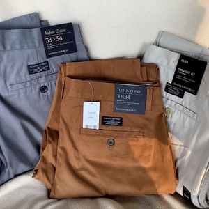 New with tags - 3 pair Banana Republic Men’s 33” x 34” 100% cotton chinos